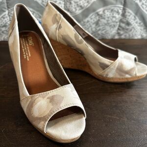 Toms- Stylish Cream Wedge Peep-Toe Shoes 8.5